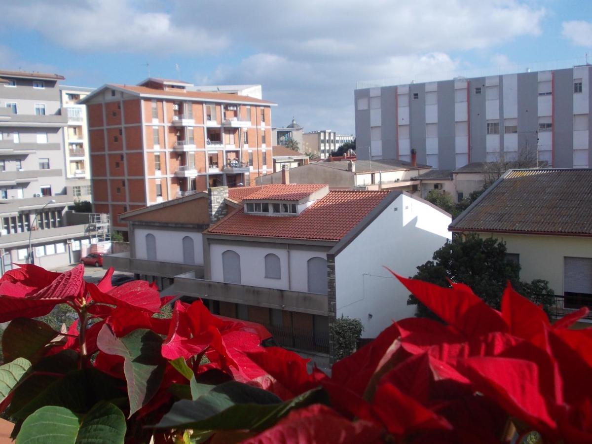 Domus Aurea Bed & Breakfast Oristano Bagian luar foto