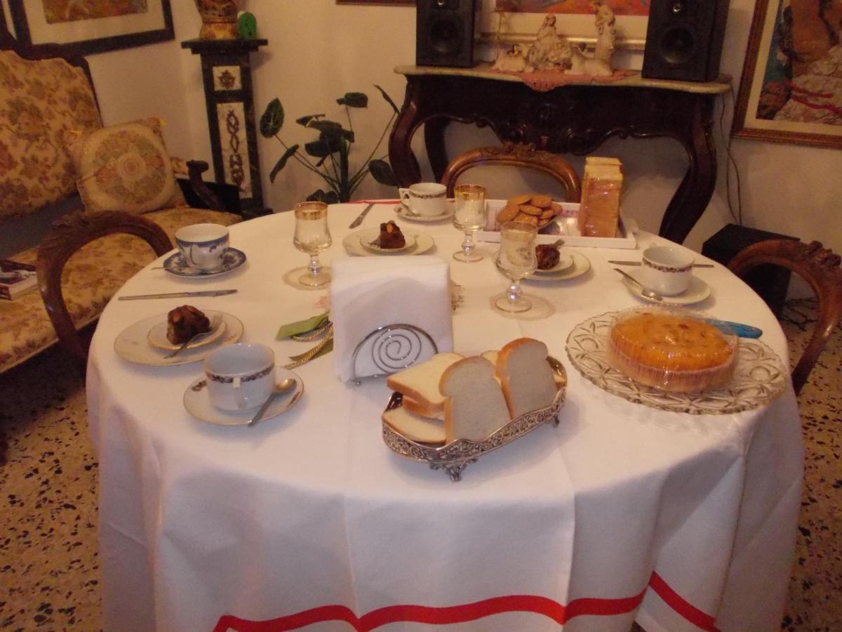 Domus Aurea Bed & Breakfast Oristano Bagian luar foto